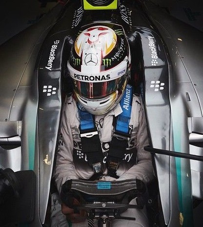 Сила мышц шеи гонщика F1 Габриэла Бортолето и обычного человека