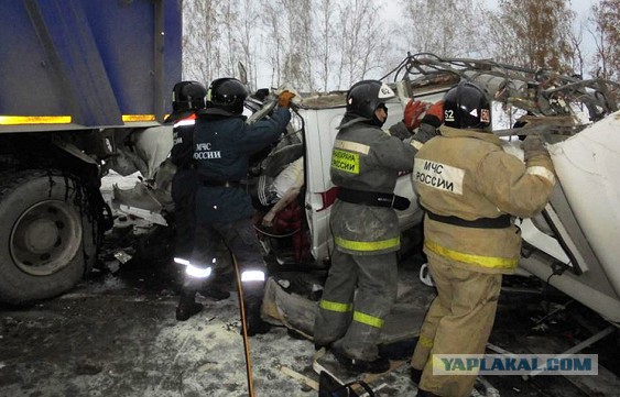 Десять человек погибли в ДТП с автобусом под Ханты-Мансийском