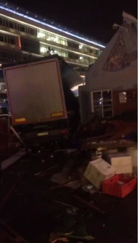 Теракт в Берлине: грузовик врезался толпу посетителей на Рождественской ярмарке в центре города