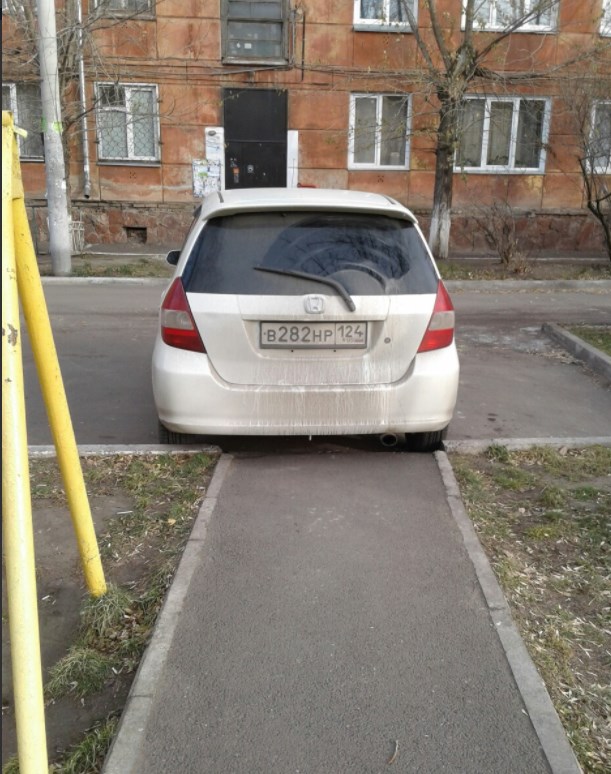 Очередное наглое хамство при парковке. Один уехал, другой встал. И конца этому нет