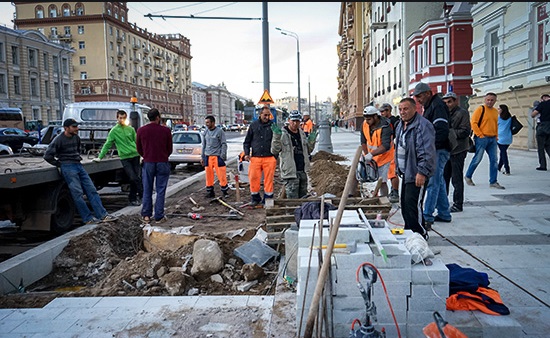 Бирюков объяснил частую перекладку плитки в Москве