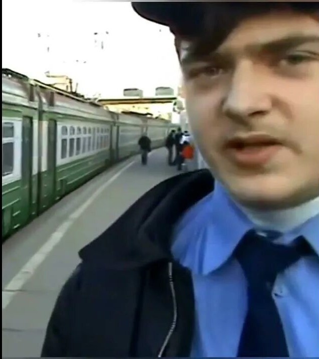 В питерском метро мужчина ради забавы начал снимать пассажиров на телефон