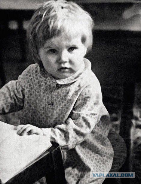 Знаменитости в детстве. Фото из домашних архивов