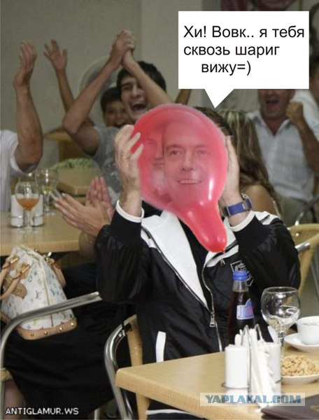 Путин и Медведев смотрят футбол в Сочи