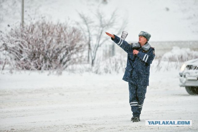 Фотожаба: полицейский в снегу