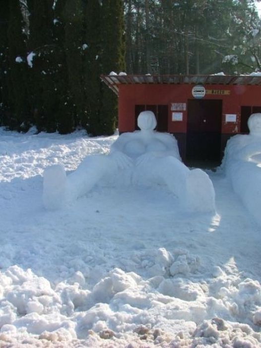 Неприличная скульптура из снега.