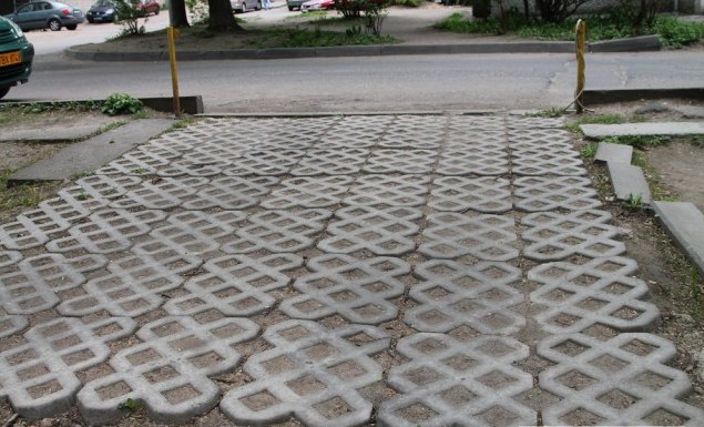 Таблички с номерами машин во дворе