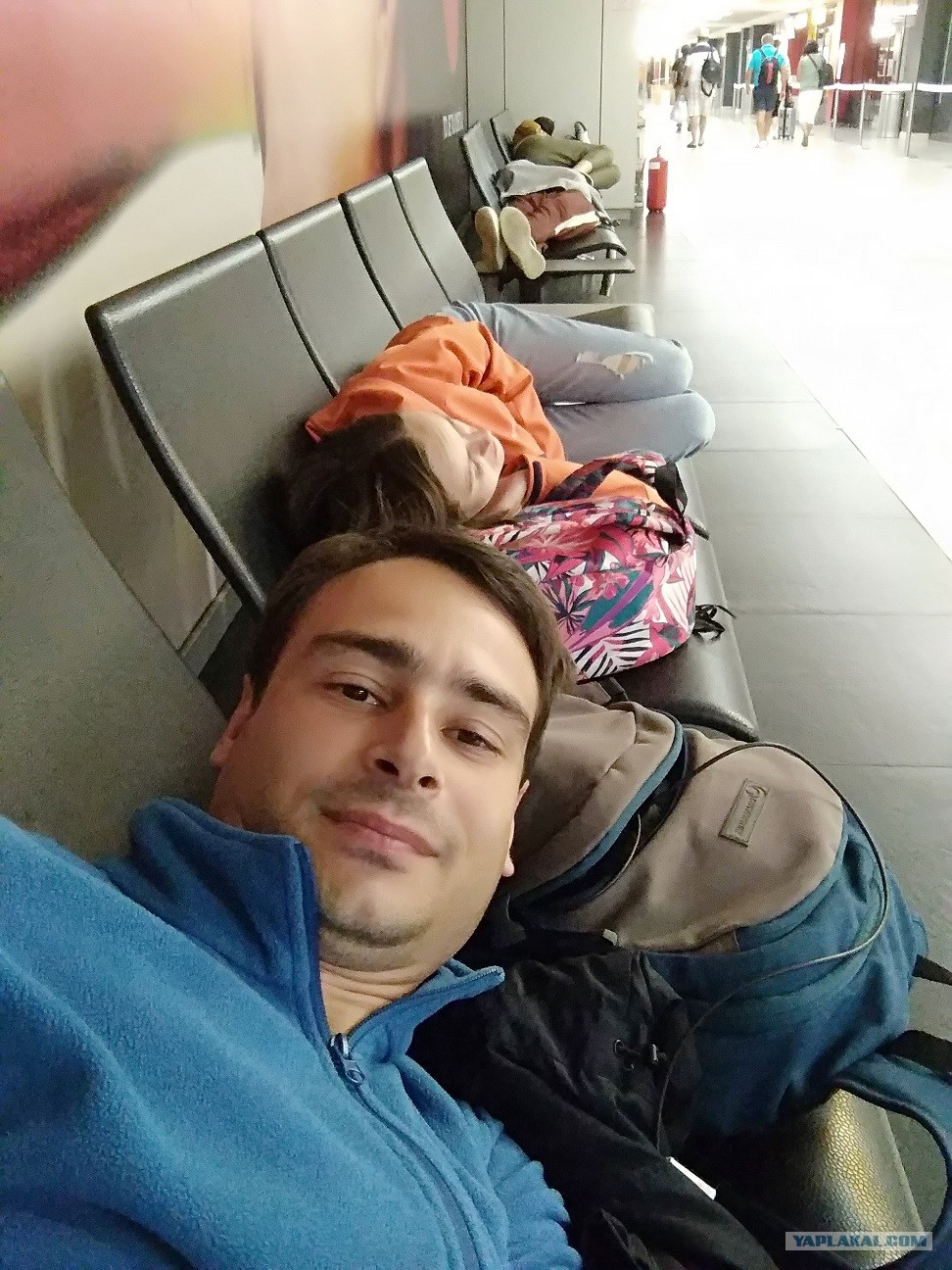 Бомж тур билеты. Бомж тур путешествия. Бездомные в Черногории.