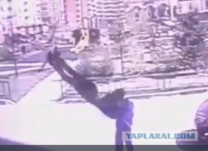 В Петербурге мужчина, объятый пламенем, прыгнул с крыши дома на женщину и умер. Пострадавшая сейчас в больнице [18+]