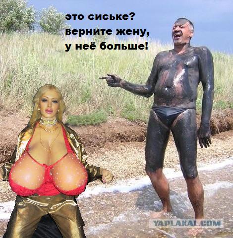 Фотожаба: Пляжники у нефтяного танкера