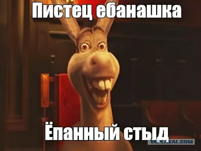 Старая скандальная баба требует её обслужить