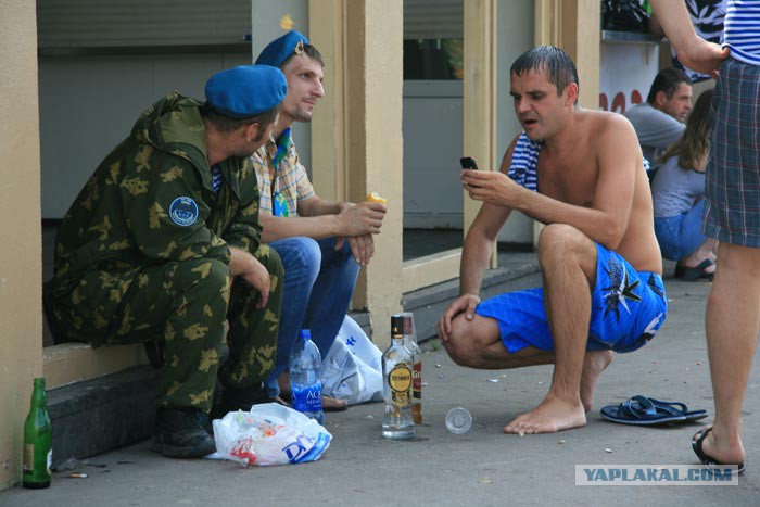 Парень пьяному натуралу. Пьяные украинские десантники. Русские пьяные десантники.