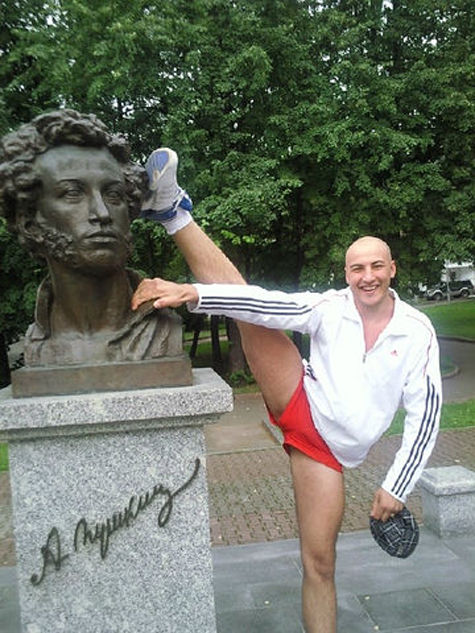 Спортсмен осквернил памятник