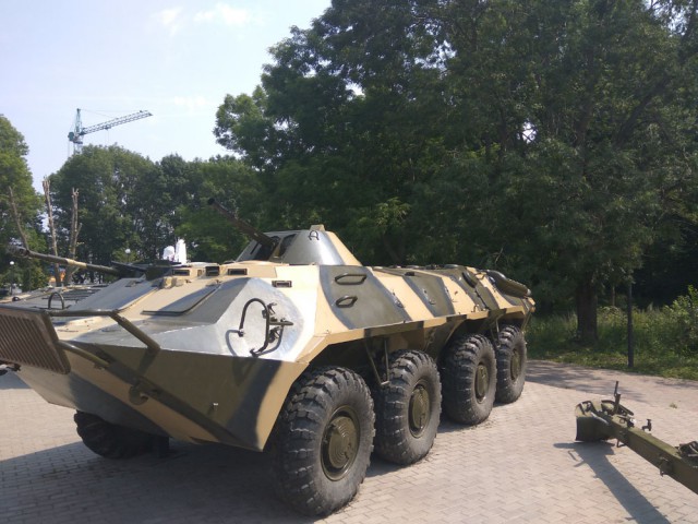 Автомобили на постаменте