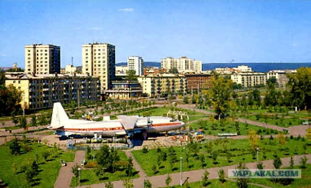 Самолет во дворе
