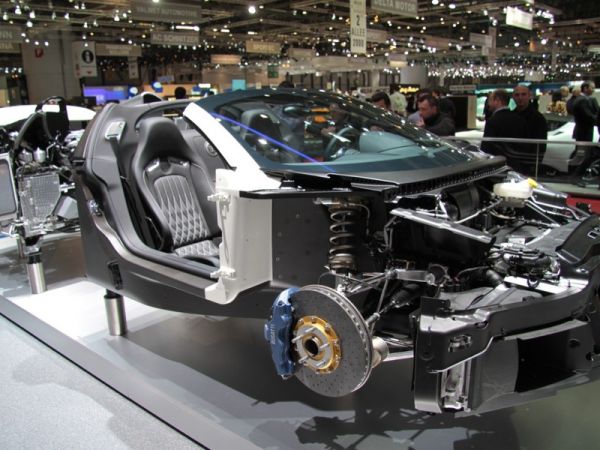 Авто-порнография: как выглядит обнаженный Veyron