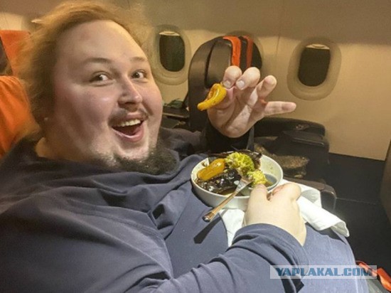 Сын Никаса Сафронова пожаловался, что стюардессы при его появлении закрывают туалеты