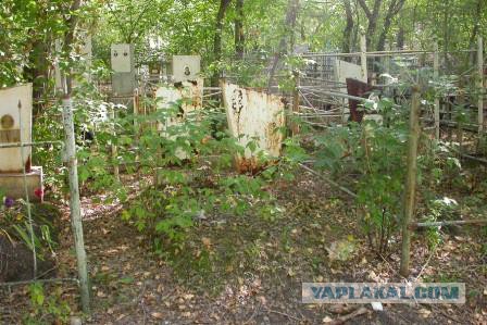 В Химках художники превратили заброшенные опоры моста в памятник затонувшего атомного подводного крейсера "Курск"