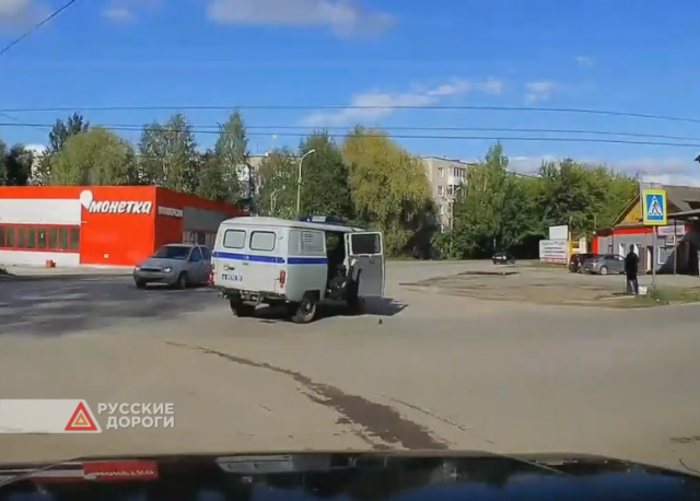 Госдума приняла закон о штрафах за выбрасывание мусора из машин
