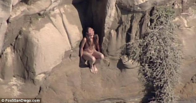 Девушка голая на скале