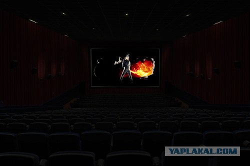 Люди уходили из кинотеатра. Кинотеатр фото во время сеанса. В кинозале 400 мест на сеансе. Фото с сеанса аватар в зале. Папа Грозный фото экрана в кинотеатре.