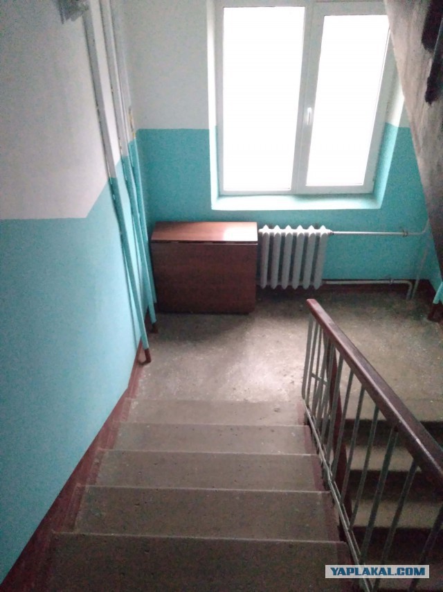 Выхожу в подъезд,  а там ОН