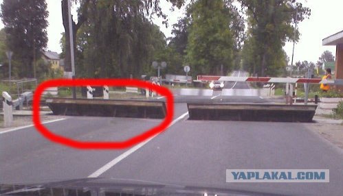 Правила пользования ж\д переездами (2 фото)