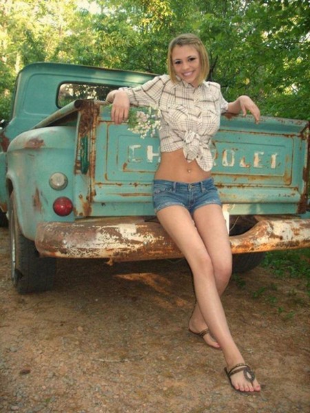 Лето! Булки на прогулке или девушки в шортах.