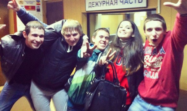 Крутые ребята против одной девушки
