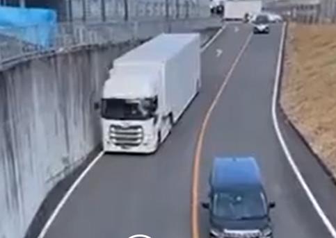Как в Японии большие, современные грузовики проезжают в старые, узкие тоннели
