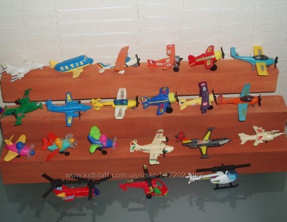 Киндер самолеты. Игрушки из киндера самолеты. Киндер игрушка самолет. Самолётики из киндеров. Самолет из Киндер сюрприза.