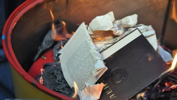 На Украине жгут русские книги