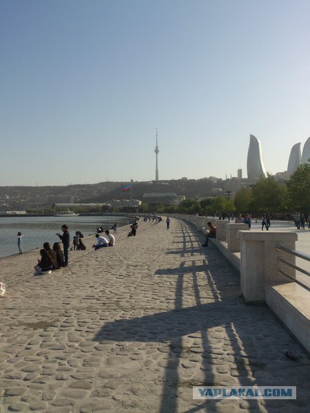 Блеск и бедность на улицах ночного Баку