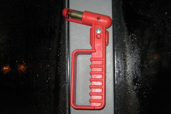 Молоток для аварийного разбития стекла. Молоток для разбития стекла в автобусе. Молоток для разбивания стекол. Молоток для аварийного разбития стекла. Аварийный молоток для разбивания стекла автобуса.