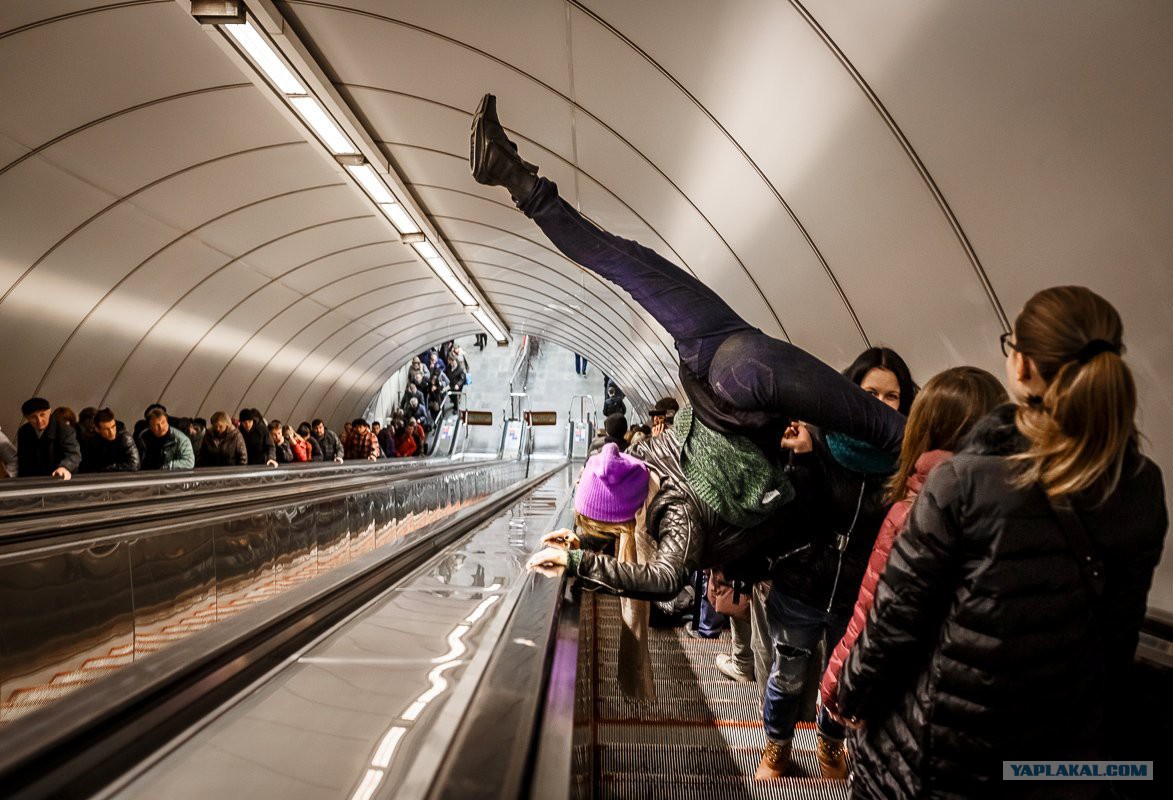 Сколько человек на станции. Метро Озерки эскалатор. Метро Марксистская эскалатор. Фотосессия в метро. Люди на платформе метро.