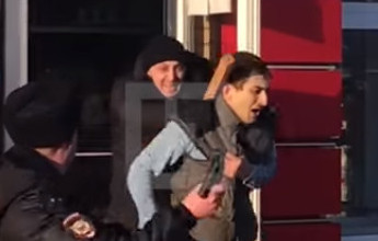 В Голландии школьники наваляли придурку, напавшему на школу с двумя ножами