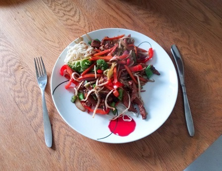 Грудка курицы с овощaми по-китайски, ну или что-то того.