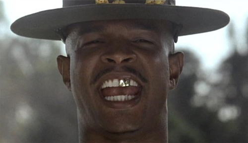 А он играет на гармошке у прохожих на виду