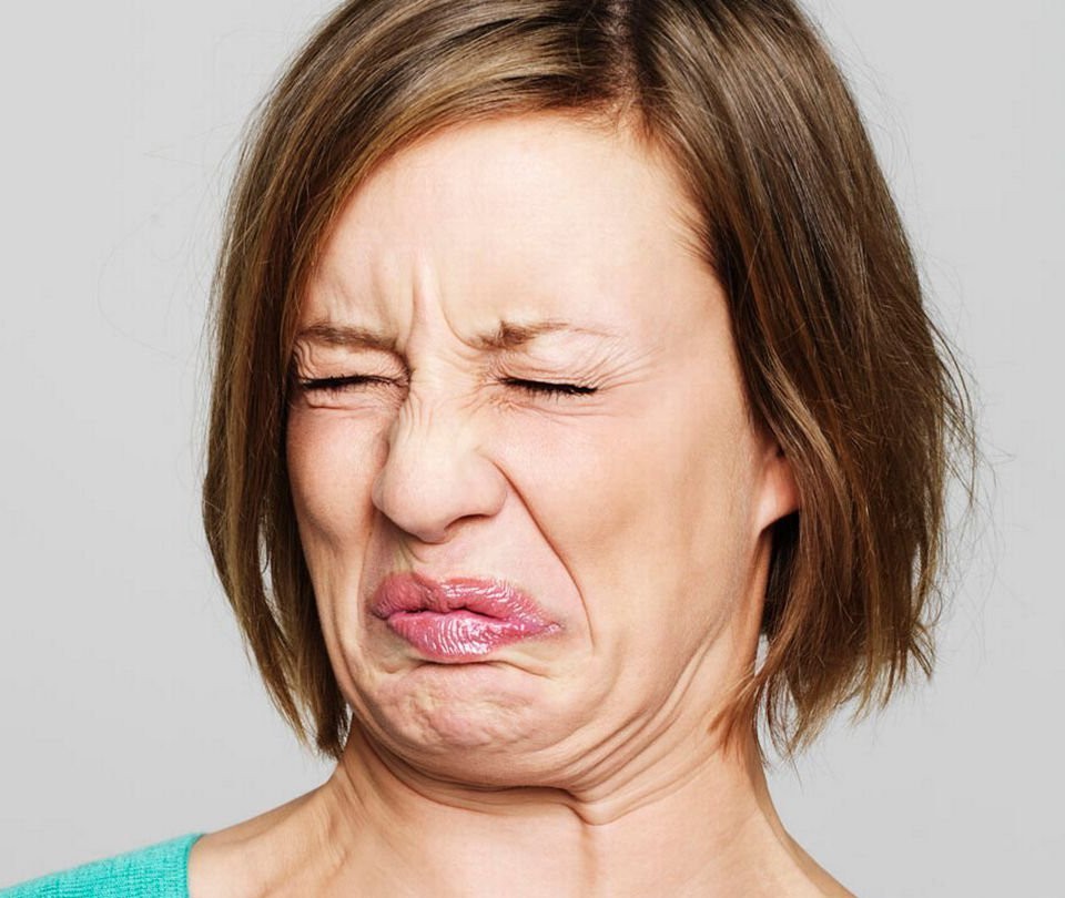 Противно ли. Эмоции человека отвращение. Противно ли. Девочка отвращение. Женщина закрывает нос.