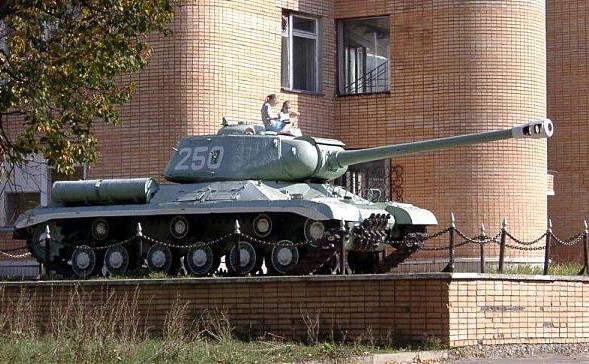 Где произошло самое крупное сражение между советскими танками ИС-2 и тяжёлыми немецкими "кошками"?