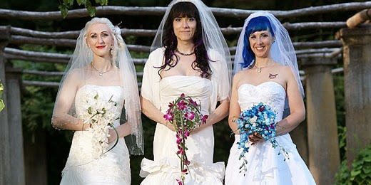 В США друг на друге женились три лесбиянки