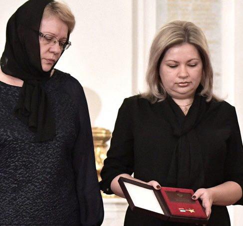 Путин вручил Звезду Героя родителям и вдове погибшего в Сирии летчика