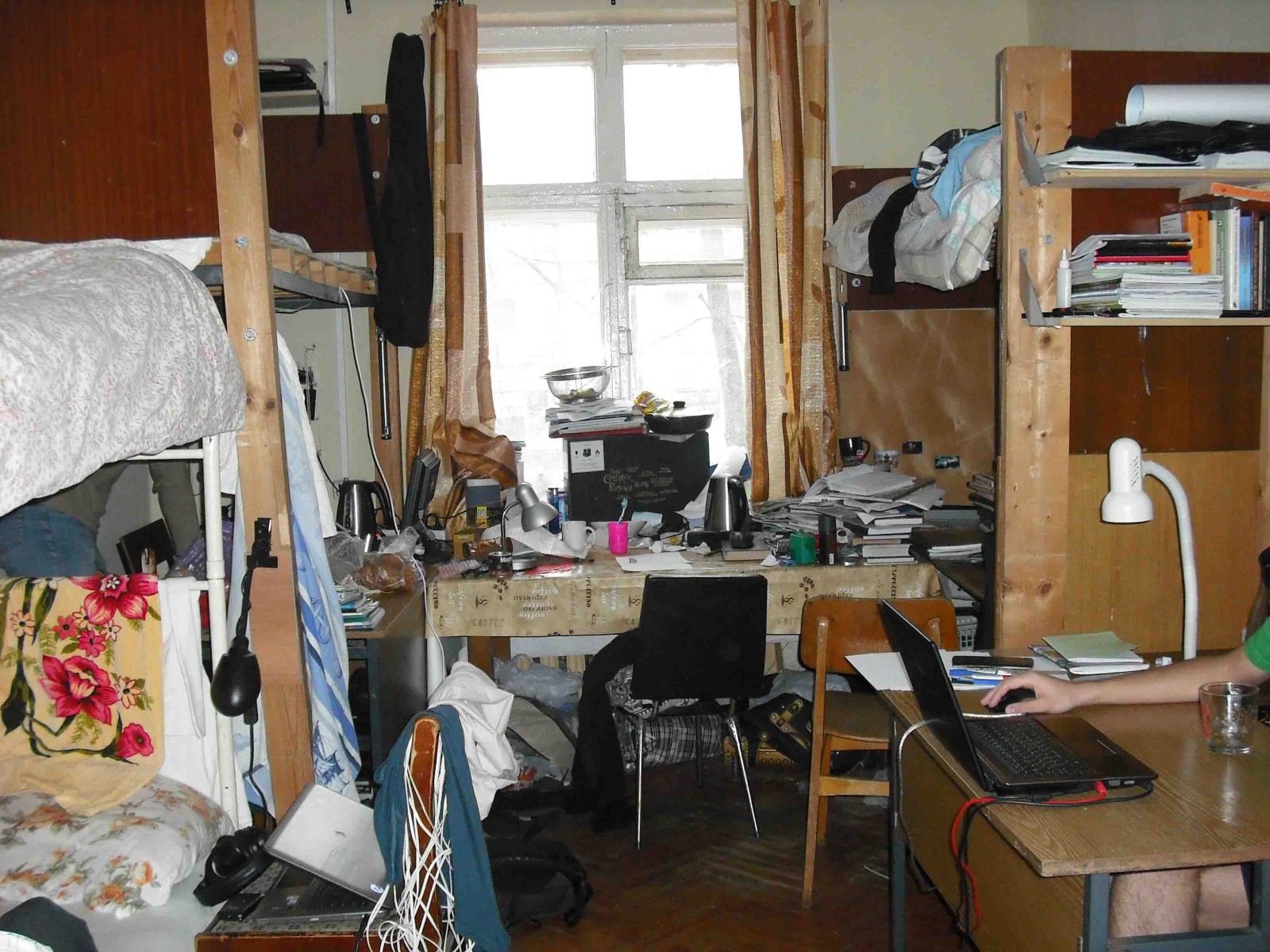 Женская комната в общежитии. Спбгэту лэти санкт-петербург общежитие. Камера в общежитии. Комната старого общежития. Видеокамера скрытая в общежитии.