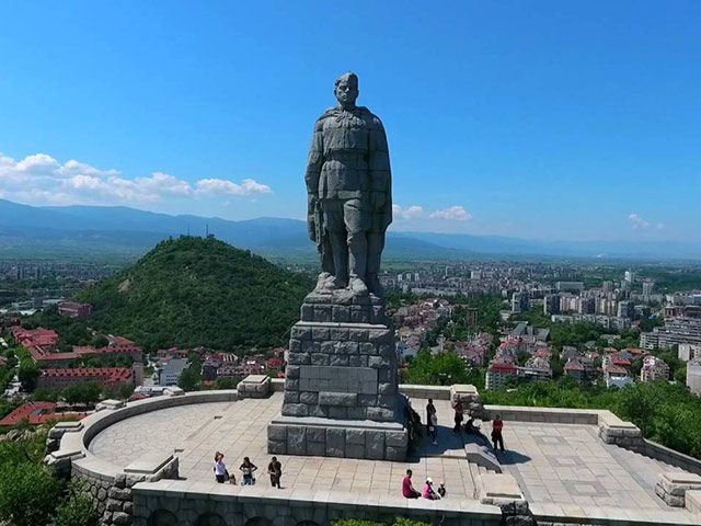 Замерзший памятник Алеша