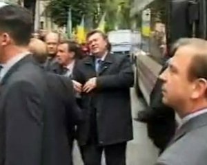 Короля Великобритании Карла III закидали яйцами