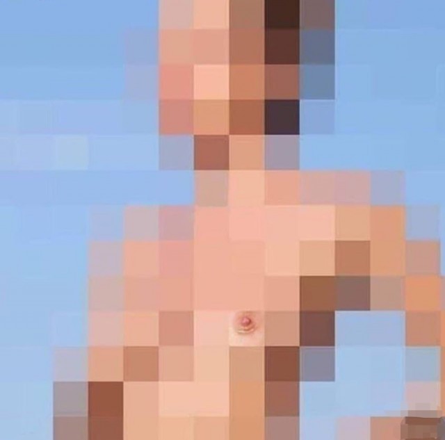 Рыжая девушка держит свою киску