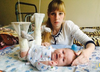 Детский врач сломала ноги 2-х месячному малышу
