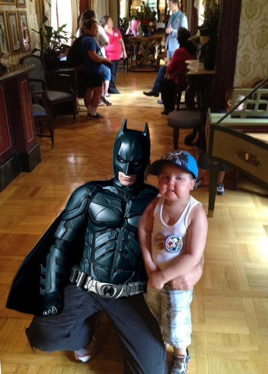 К. Бэйл посетил «Диснейленд» в компании поклонника