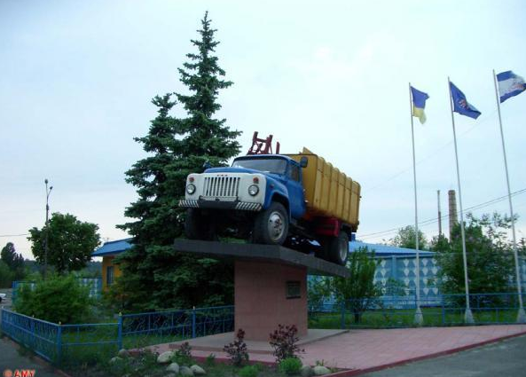 Автомобили на постаменте