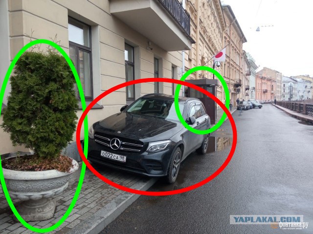Боярский продолжает захватывать тротуар на набережной Мойки. Очевидцы снова споткнулись о чёрный «Мерседес».